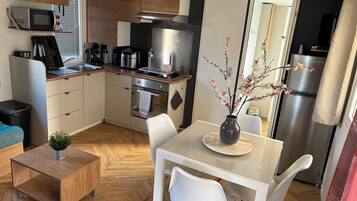 Réfrigérateur, micro-ondes, four, plaque de cuisson