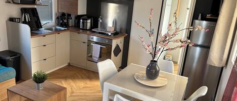 KĂŒhlschrank, Mikrowelle, Ofen, Herdplatte