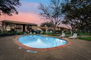 Una piscina al aire libre