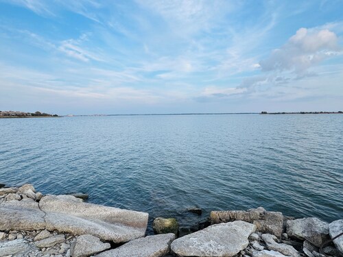Economical & Gorgeous 2-bedroom townhome – Peaceful, Safe & Near the Lake