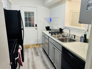 Refrigerador, microondas, horno y parrilla de estufa 