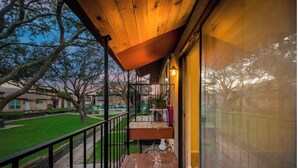 Terrace/patio - Economical & Gorgeous 2-bedroom townhome – Peaceful, Safe & Near the Lake (Garland)