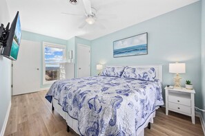 Room - Almost Heaven - Oceanfront 5BR 3BA home footsteps from beach (Oak Island)