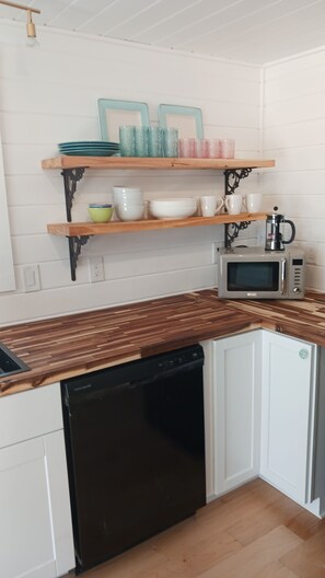 Microwave, oven, stovetop, dishwasher - Jill's Place, new construction, lake access Cobbosee, 1 mile from Cabin Masters (Winthrop)
