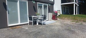 Outdoor dining - Jill's Place, new construction, lake access Cobbosee, 1 mile from Cabin Masters (Winthrop)
