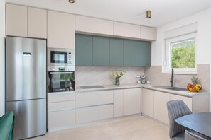 Villa | Privat køkken | Højstol, rengøringsmidler