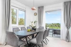 Villa | Dining - Charming Seaside Villa Getaway (Kastela)