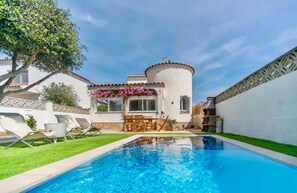 Utendørsbasseng og et oppvarmet basseng