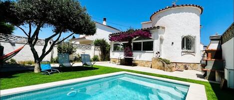 Een buitenzwembad en een verwarmd zwembad