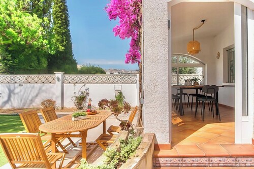 Très jolie villa avec piscine chauffée, wifi, jardin, 4 chambres, rénovée 2024