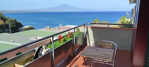 Outdoor dining - La Rose sur la Mer Bivani with panoramic views of the Gulf of Catania and Etna. (Costa Saracena - Castelluccio)
