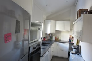 Private kitchen - House sleeps 6, 5 minutes to 10 minutes walk from the thermal baths and cable cars, (Cauterets)