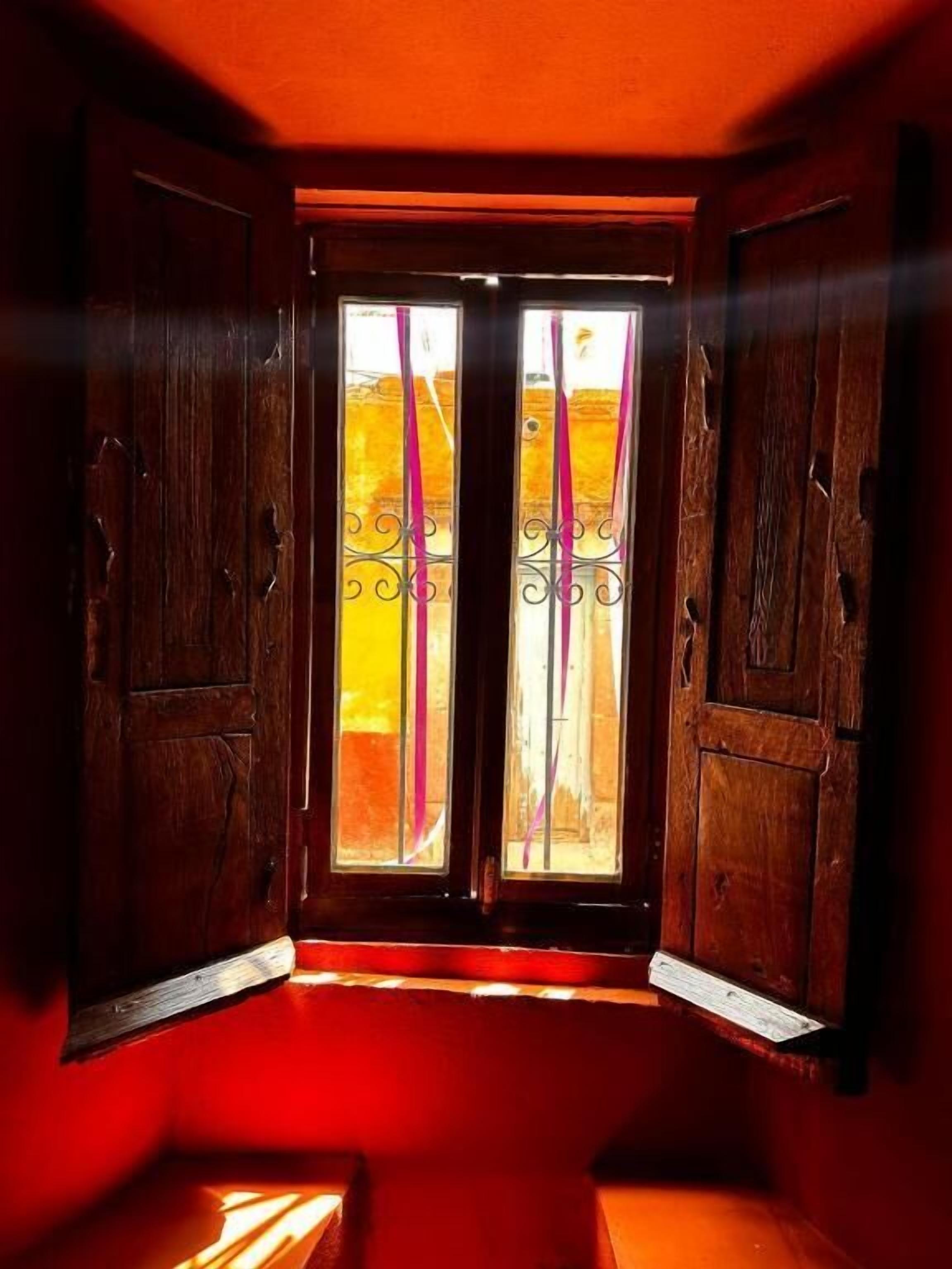 Caja de seguridad en la habitación y tabla de planchar con plancha 