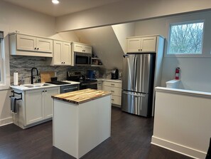 Microondas, placa de cocina, lavavajillas