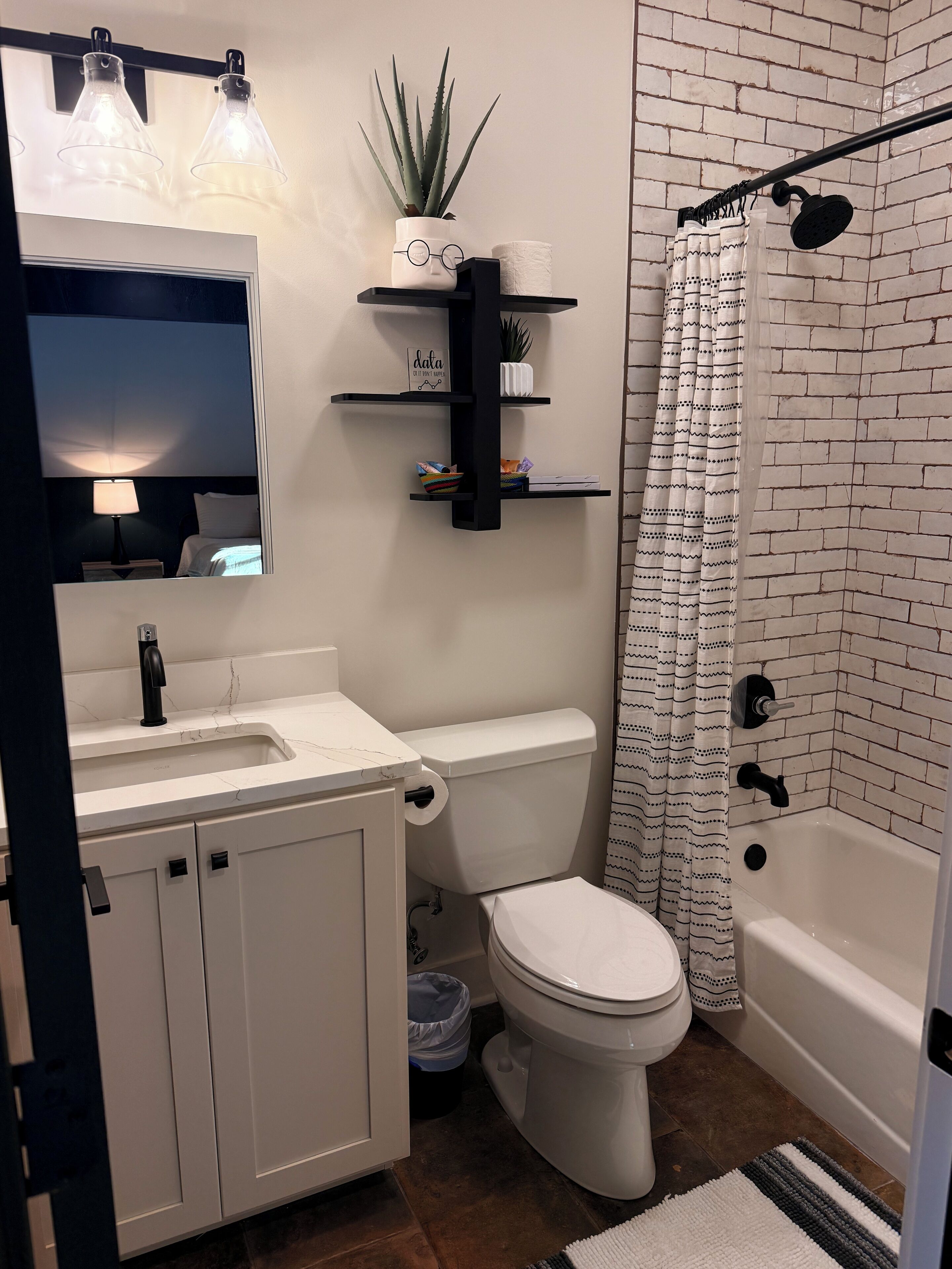 Asciugacapelli, asciugamani, sapone, carta igienica