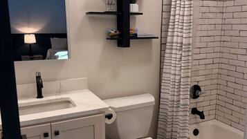 Secador de pelo, toallas, jabón y papel higiénico