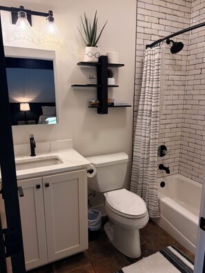 Secador de pelo, toallas, jabón, papel higiénico