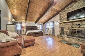 Desk, iron/ironing board, WiFi, bed sheets