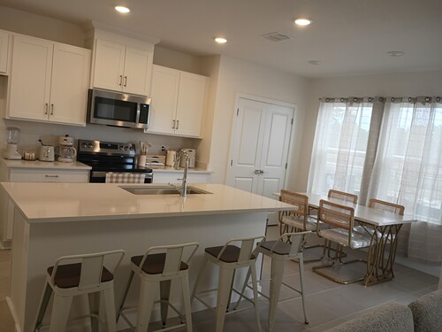 Tranquil 4-bedroom townhome with AC in St. Cloud