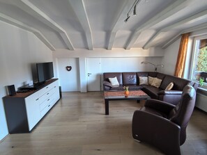 TV - Top view vacation apartment near the mountains - perfect for hiking or skiing vacations (Garmisch-Partenkirchen)