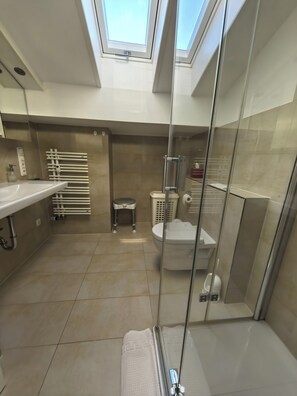 Shower, hair dryer, towels, soap - Top view vacation apartment near the mountains - perfect for hiking or skiing vacations (Garmisch-Partenkirchen)