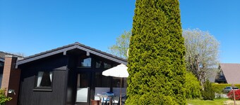 Single-storey terraced bungalow by the North Sea, for families, pet-friendly