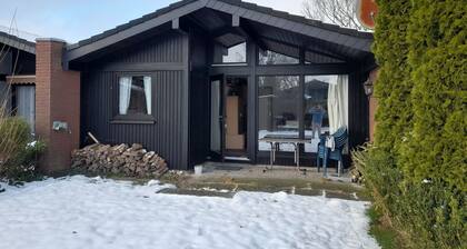 Single-storey terraced bungalow by the North Sea, for families, pet-friendly