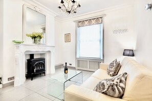 Smart TV, books - CENTRAL LONDON TOWNHOUSE! SLEEPS 10 GUESTS. GREAT FOR FAMILIES AND GROUPS! (London)