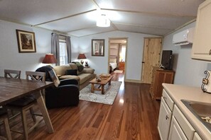 TV - Creekside Delight-Lovely! 20 min to Asheville (Arden)