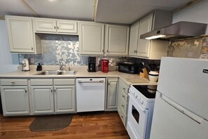 Fridge, microwave, oven, stovetop - Creekside Delight-Lovely! 20 min to Asheville (Arden)