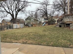 Property grounds - Tranquil house in Omaha perfect for a relaxing getaway (Omaha)