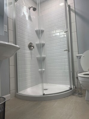 Een douche, een haardroger, handdoeken, zeep