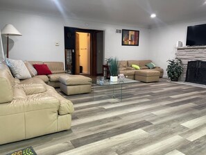 Smart TV - Tranquil house in Omaha perfect for a relaxing getaway (Omaha)
