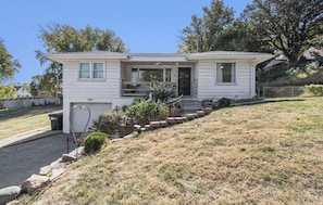 Exterior - Peaceful duplex house in Omaha perfect for a relaxing getaway (Omaha)