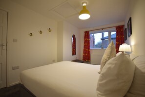 2 bedrooms, iron/ironing board, internet, bed sheets - Cosy 2BDR House with Driveway Near Manchester (Manchester)