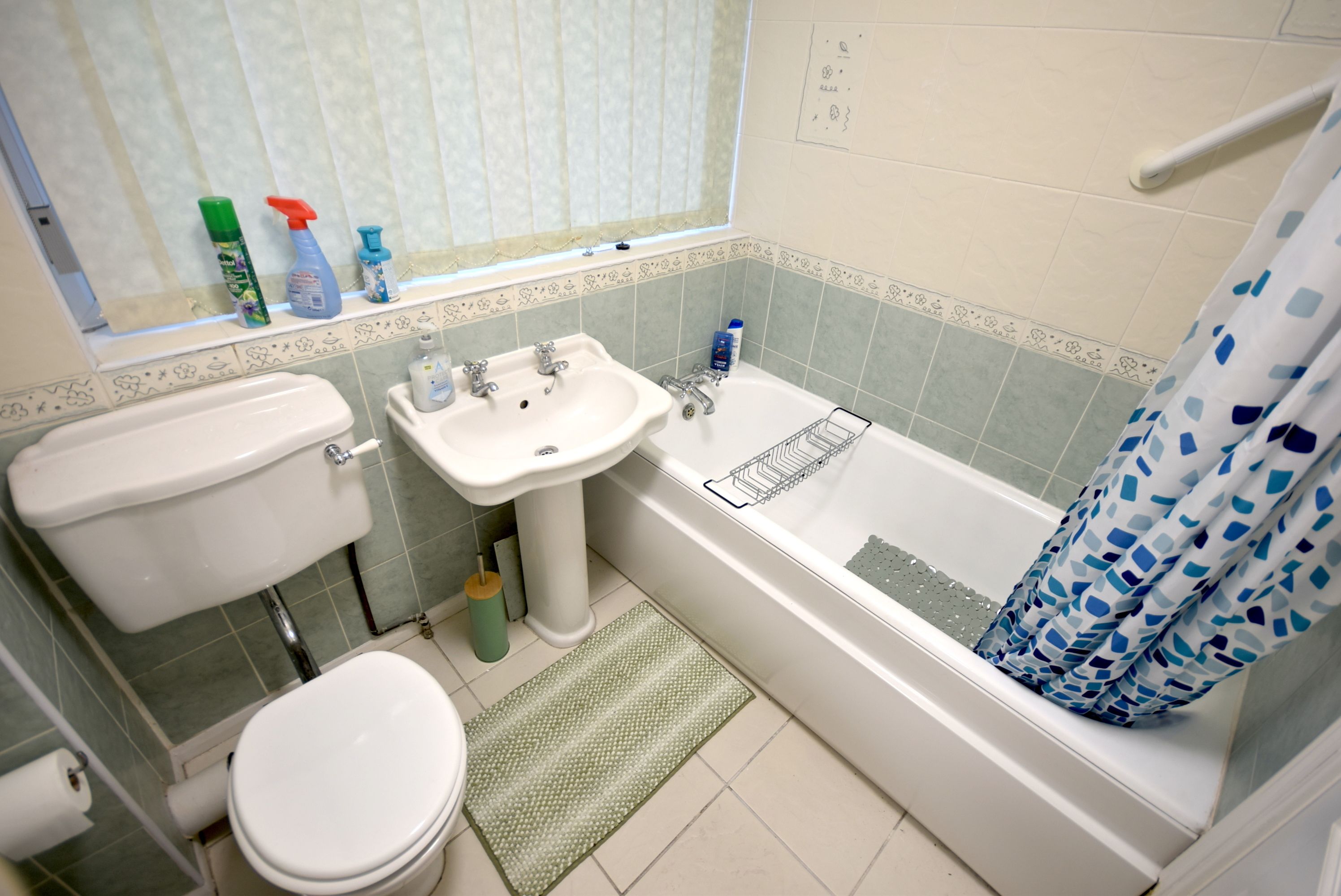 Un bagno con servizi igienici, lavabo e vasca da bagno.