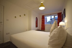Iron/ironing board, Internet, bed sheets - Cosy 2BDR House with Driveway Near Manchester (Manchester)