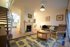 TV, fireplace, stereo, offices - Cosy 2BDR House with Driveway Near Manchester (Manchester)