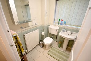 Shower - Cosy 2BDR House with Driveway Near Manchester (Manchester)