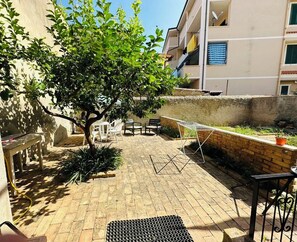 Terrace/patio - Comfortable, spacious apartment complete with garden in the center of Tropea. (Tropea)