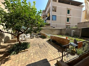 Outdoor dining - Comfortable, spacious apartment complete with garden in the center of Tropea. (Tropea)