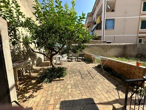 Outdoor dining - Comfortable, spacious apartment complete with garden in the center of Tropea. (Tropea)