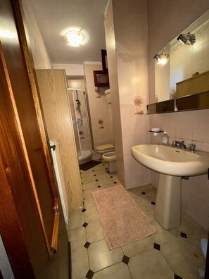 Douche, sèche-cheveux, bidet, serviettes fournies