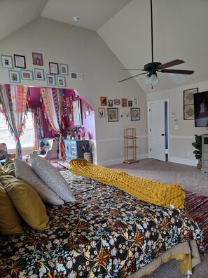 Tabla de planchar con plancha, wifi y ropa de cama 