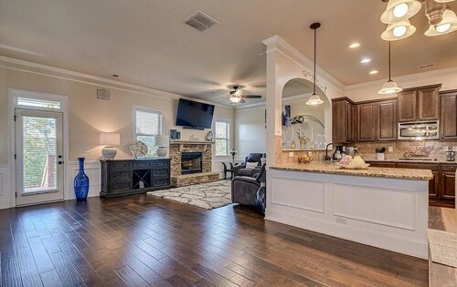 Spacious 6-bedroom house in enchanting Evans with AC and fitness room.