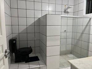 Shower, toilet paper - Beach House Vilas Boas (Prado)