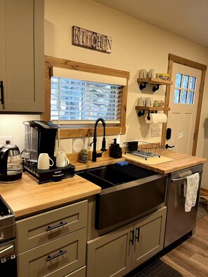 Fridge, microwave, oven, stovetop - A Serene 2-bedroom cabin in charming Divide perfect for relaxing getaway (Divide)