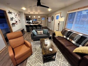 TV - A Serene 2-bedroom cabin in charming Divide perfect for relaxing getaway (Divide)