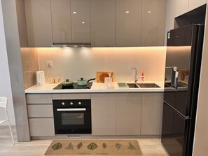 Lägenhet Deluxe - balkong - utsikt mot floden | Mörkläggningsgardiner, ljudisolering och strykjärn/strykbräda