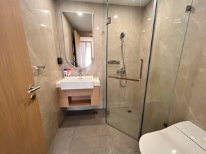 Deluxe Apartment, Balcony, River View | Bathroom | Free toiletries, slippers, towels, soap - Vinhomes Grand Park-Masterise Riverside (Ho Chi Minh City)